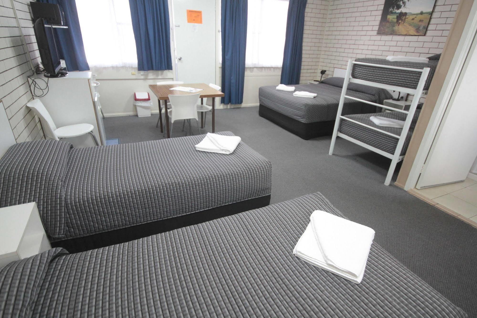 Binalong Motel Гондиуинди Екстериор снимка